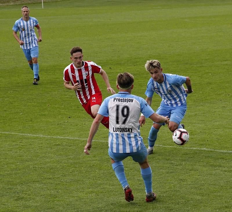 Fotbalisté Prostějova (v modro-bílém) porazili Vítkovice 4:1.