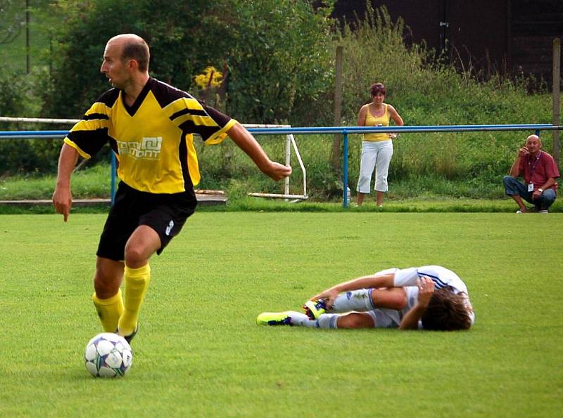 Spanilá jízda Kralic na Hané (v černožluté kombinaci) pokračuje. Ve 4. kole krajského přeboru porazily Dolany 2:0 a udržely si stoprocentní bilanci i vedení v soutěži.