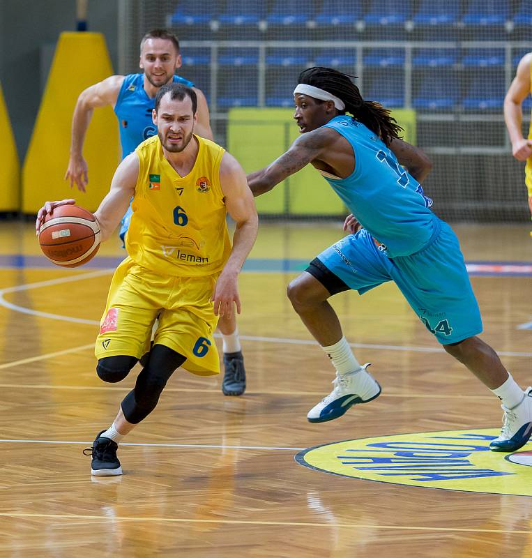 BK Opava (ve žlutém) - BK Olomoucko 72:64