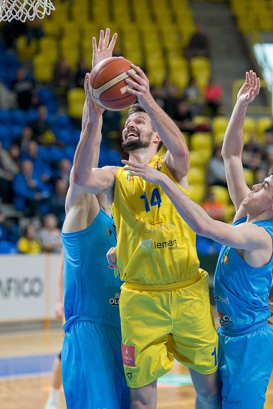 BK Opava (ve žlutém) - BK Olomoucko 72:64