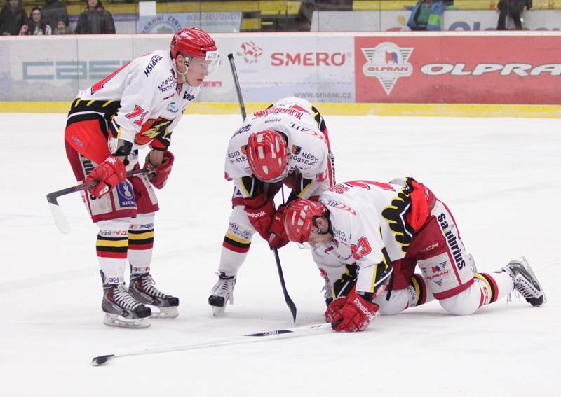 Prostějovští hokejisté v sobotu porazili i třetí Opavu. Na výhru se ale museli nadřít. Zápas jim totiž moc nevyšel a jen díky Kociánovi se dostali až do samostatných nájezdů. V nich dominoval Lukáš Duba.  Zápas byl tvrdý