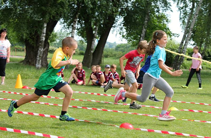 Atletika baví. Sportovní den na olšanském hřišti zabavil na dvě stovky dětí.