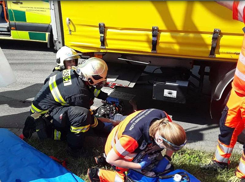 Ve středu odpoledne se v Dolní ulici stala vážná dopravní nehoda, kdy kamion srazil cyklistku. 16.6. 2021