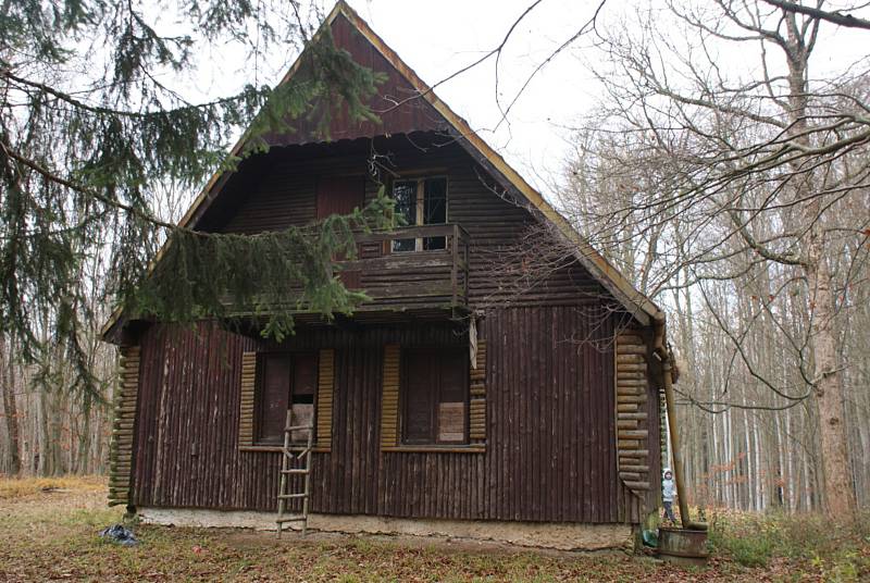 Lovecká chata Hanačka na vrcholu Skály