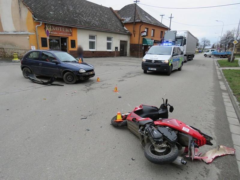 Bouračka auta a motorky v Západní ulici v Prostějově