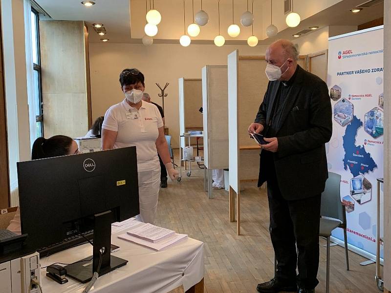 Olomoucký arcibikskup Jan Graubner se nechal očkovat proti covidu v očkovacím centru v Prostějově, 14. května 2021