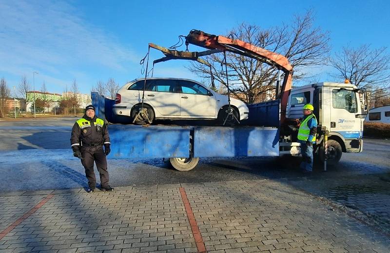 Odtahy vozidel s propadlou STK zajišťují i příslušníci městské policie. 4.2. 2022