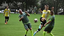 Finále fotbalového poháru OFS Prostějov mezi Brodkem u Konice (v zeleném) a Čechovicemi se nedohrálo.