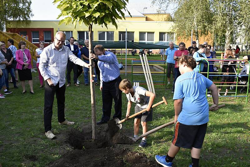 Ve Vrchoslavicích se ve čtvrtek otevřelo nové dopravní a dětské hřiště. 24.9. 2020