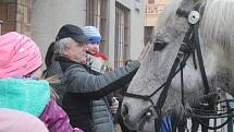 Spanilá jízda po obcích Olomouckého kraje slavnostně zahájila další sezonu oblíbeného Muzea kočárů v Čechách pod Kosířem