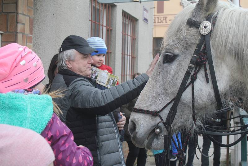 Spanilá jízda po obcích Olomouckého kraje slavnostně zahájila další sezonu oblíbeného Muzea kočárů v Čechách pod Kosířem