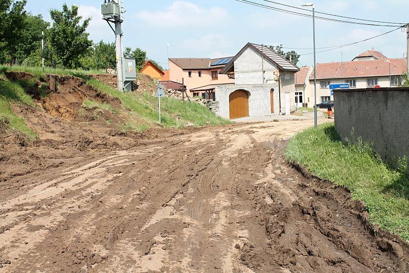 Hlavní křižovatku v Pavlovicích u Kojetína zaplavily tuny bláta z utrženého svahu. 14.6. 2019