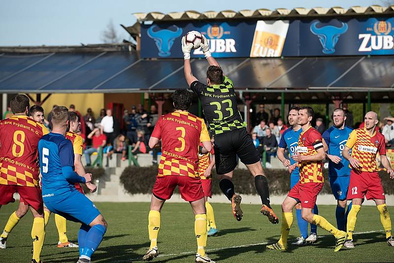 Fotbalisté FK Kozlovice (v nových modrých dresech) proti 1. BFK Frýdlant nad Ostravicí.