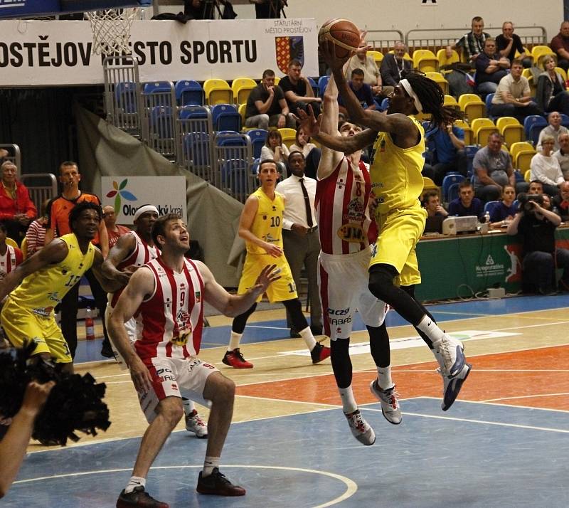 Basketbalisté Olomoucka (ve žlutém) porazili ve 2. zápase čtvrtfinále Pardubice 102:91.