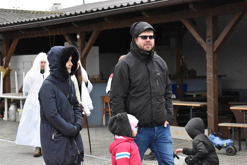 Letošní masopustní průvod začínal na Zlaté farmě. Masky prošly Štětovicemi.