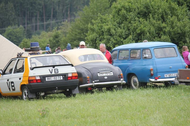 V sobotu se na tradiční stínavské traktoriádě představilo dvacet sedm závodníků na strojích vlastní výroby i továrních značek.