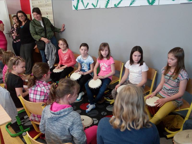 V Olšanech otevřela škola své dveře: přivítala současné i budoucí školáky, dorazili i rodiče.