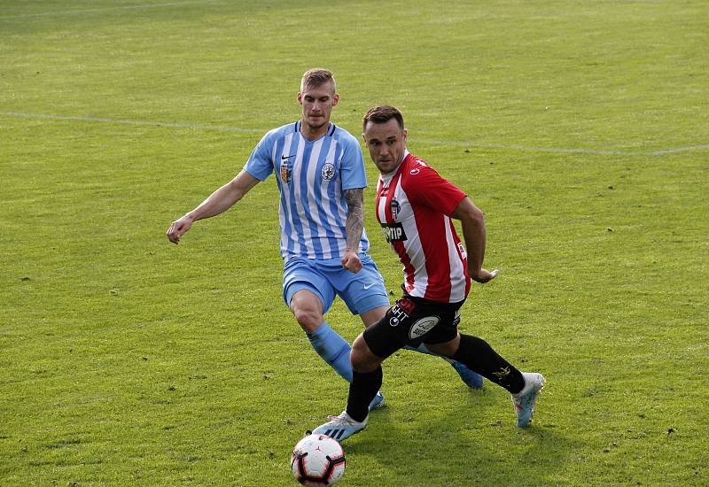 Fotbalisté Prostějova (v bílo-modrém) porazili Žižkov 2:1.