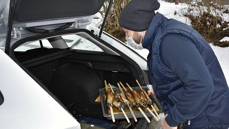 Pečení makrel v konické Zámecké zahrádce - 16.1. 2021