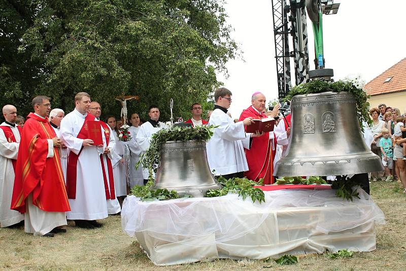 Nové dva zvony, byly v sobotním dopoledni vyzdviženy do věže kostela svatého Jakuba Staršího v Kostelci na Hané. Požehnal jim biskup Josef Nuzík. 27.7. 19