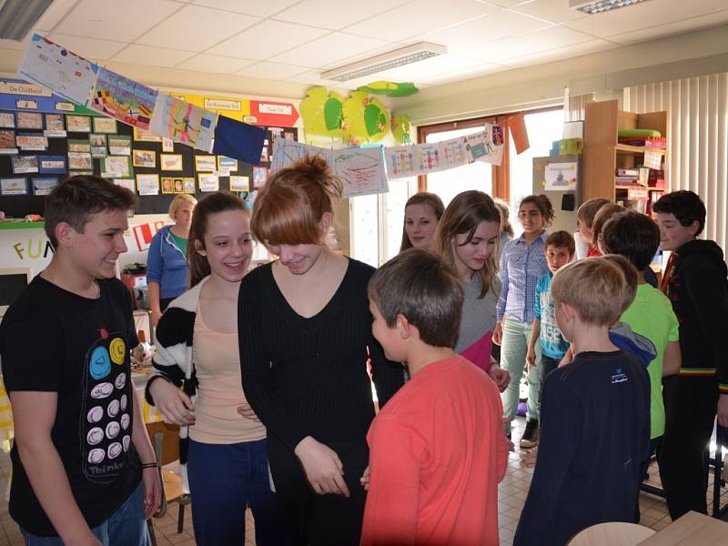 Žáci ze Základní školy v Olšanech u Prostějova se v březnu podívali díky loutkám i do Belgie.