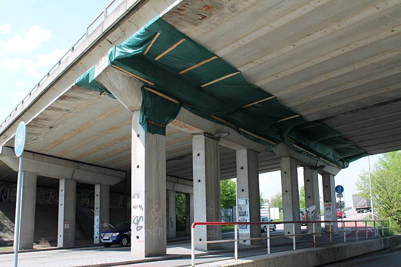 Odpadávající kusy betonu z dálničního mostu na estakádě Haná, by měly zachytit sítě.