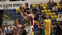 Basketbalisté Olomoucka (ve žlutém) porazili ve 2. zápase čtvrtfinále Pardubice 102:91.