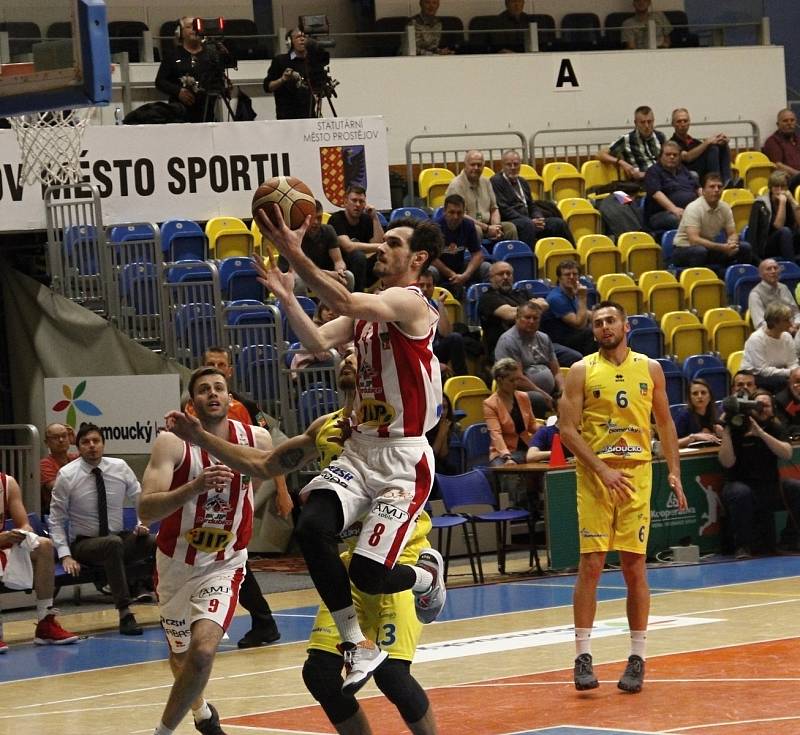 Basketbalisté Olomoucka (ve žlutém) porazili ve 2. zápase čtvrtfinále Pardubice 102:91.