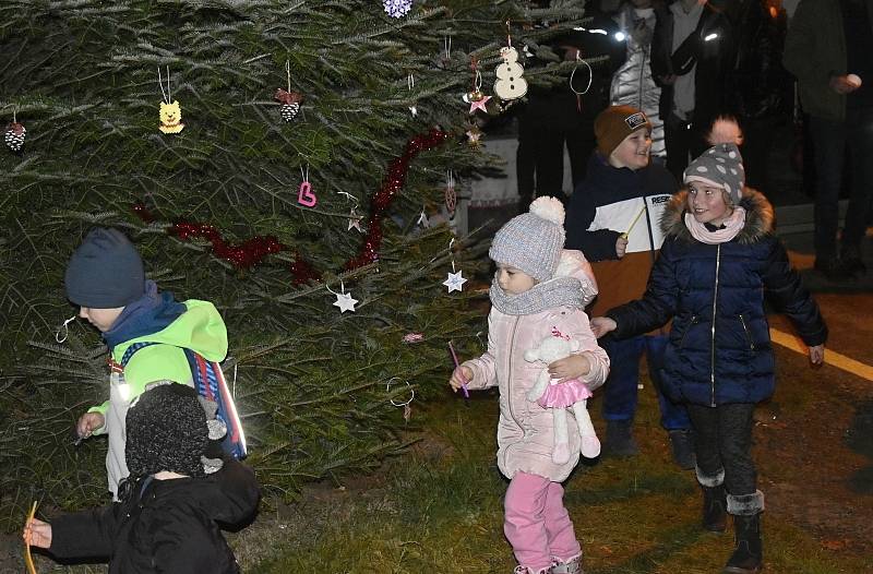 Dobrovolní hasiči z Domamyslic zahájili advent rozsvícením stromu před starou zbrojnicí