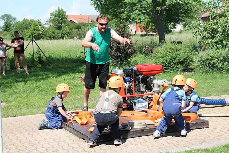 Hodnotící komise soutěže Vesnice roku na návštěvě ve Vrchoslavicích. 4.6.2019