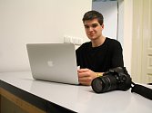 Bez fotoaparátu a práce na počítači se studium Tomáše Doležela neobejde