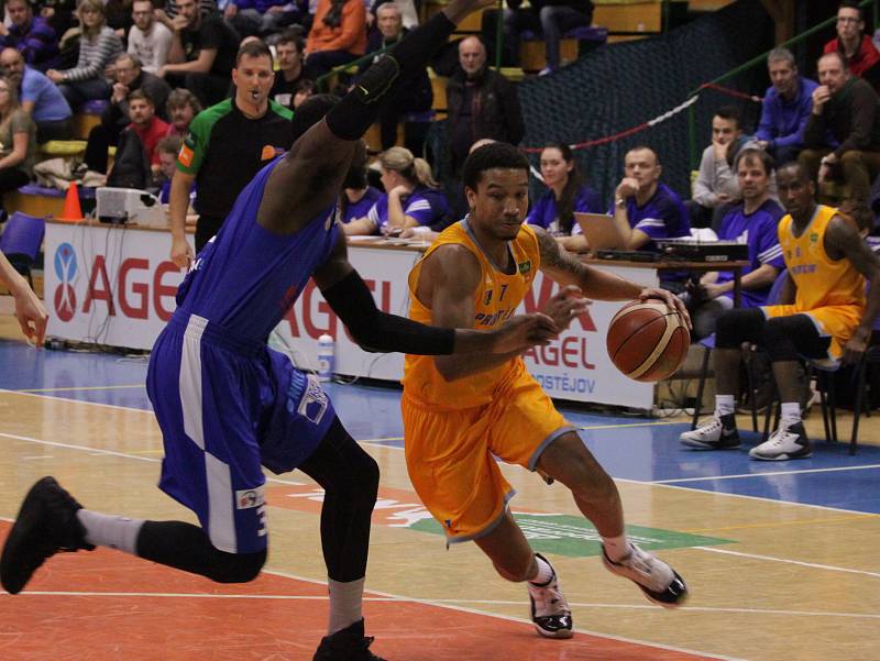 Prostějovští basketbalisté pětatřicet minut na soupeřem vedli, pak ale přišlo velké množství ztrát. Ostrava duel otočila a sebrala tak Hanákům naději na první letošní výhru.