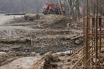 Stavba mostu při ústí Hloučely do plumlovské přehrady jako součást nové cyklostezky - 8. března 2021