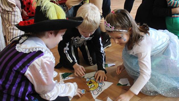 Děti zaplnily Pavlovickou sokolovnu a užily si karneval se soutěžemi.