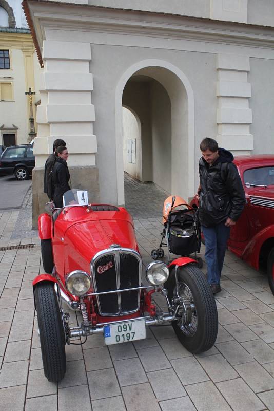 Desítky a desítky historických automobilů přijížděly v neděli ráno na hlavní prostějovské náměstí. Starší ročníky zde tak mohly zavzpomínat na své řidičské začátky, mladší pak obdivovat krásu sedmdesátiletých čtyřkolých dědečků. 