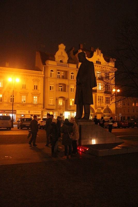 Na sto lidí si ve čtvrtek večer připomnělo sedmnáctý listopad 1939 a 1989. 