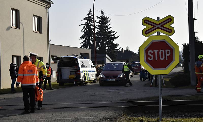 Osobní vlak smetl na nechráněném přejezdu v Kostelci na Hané osobní automobil se čtyřmi lidmi. 25.2. 2021