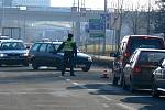 Dopravu v centru Prostějova, kudy projížděly automobily z uzavřené dálnice, pomáhali řídit strážníci prostějovské Městské policie.