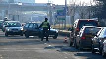 Dopravu v centru Prostějova, kudy projížděly automobily z uzavřené dálnice, pomáhali řídit strážníci prostějovské Městské policie.
