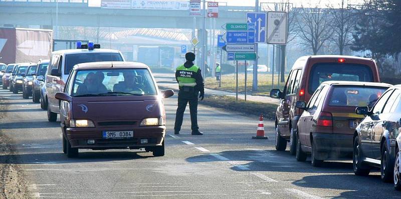 Dopravu v centru Prostějova, kudy projížděly automobily z uzavřené dálnice, pomáhali řídit strážníci prostějovské Městské policie.