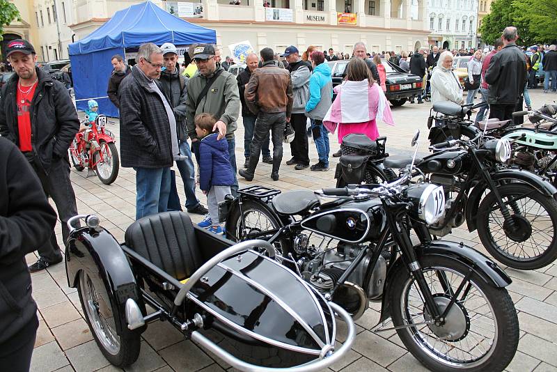 Historické motorky a auta projížděly Prostějovem. 12.5. 2019