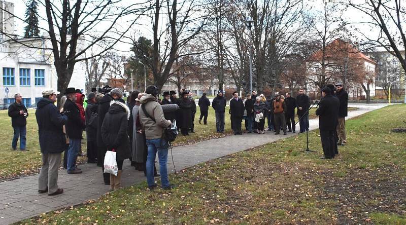 Na místě starého židovského hřbitova v Prostějově zdevastovaného za nacistické okupace se uskutečnilo u příležitosti 200. výročí úmrtí vrchního prostějovského rabína Cvi Jehošui Ha Leviho Horowitze vzpomínkové setkání. – Neděle 27. listopadu. 