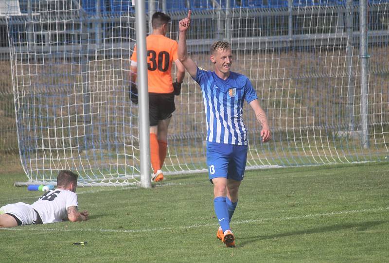 Fotbalisté Prostějova (v modrém) oslavili postup do druhé ligy výhrou 4:2 nad HFK Olomouc.