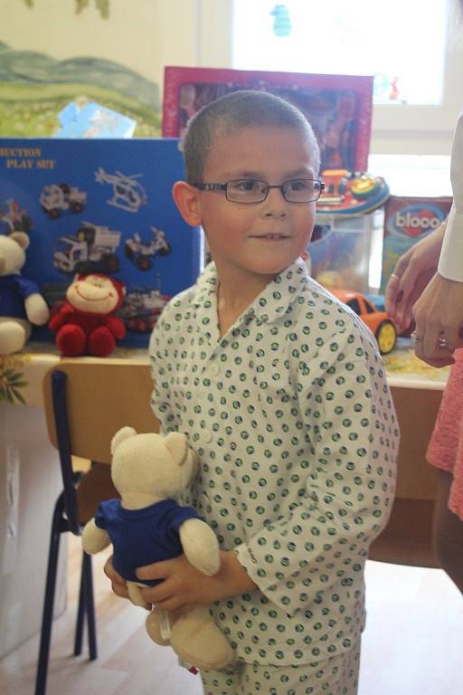 Charitativní akce pro děti v prostějovské nemocnici - předávání hraček firmou Mubea