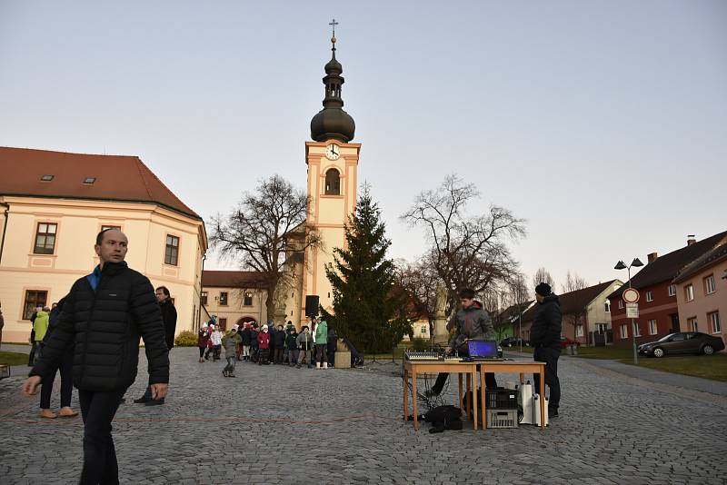 Rozsvícení vánočního stromu v Nezamyslicích 2019