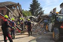 Exploze v Olšanech u Prostějova: hasiči usilovně pracují na zabezpečení poškozených domů a hledají v sutinách za pomoci speciální techniky. 18.7. 2022