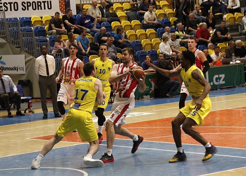 Basketbalisté Olomoucka (ve žlutém) porazili ve 2. zápase čtvrtfinále Pardubice 102:91.