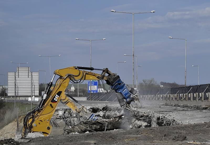 Dálniční most na D46 ve směru na Brno mizí doslova před očima. Zobáky bagrů ho už více než z poloviny rozklovaly.