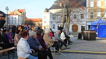 Před sochou T. G. Masaryka, se v neděli sešlo několik stovek lidí, aby uctili výročí 30. let sametové revoluce. 17.11. 2019