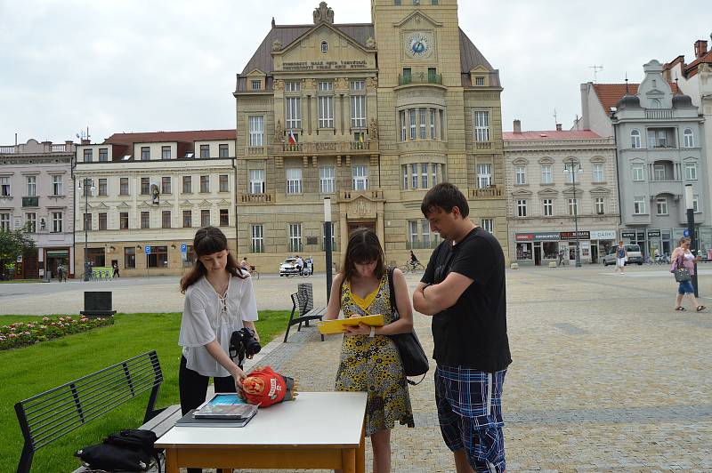 Slepičí tour 2019 - Lucie Juřenová a plyšová slepice Freeda šířily své poselství na Prostějovsku